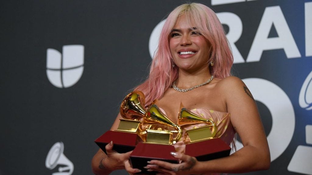 La cantante colombiana Karol G posa con sus premios a Álbum del Año y Mejor Álbum de Música Urbana durante la ceremonia de la 24ª Entrega Anual de los Latin Grammy, en el Palacio de Congresos y Exposiciones (FIBES) de Sevilla, el 16 de noviembre de 2023. JORGE GUERRERO / AFP