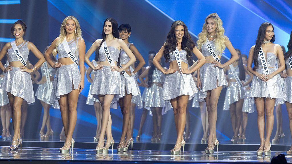 Las delegadas de Miss Universo se presentan durante la final de la 74.ª edición de Miss Universo en el Impact Challenger Hall el 21 de noviembre de 2025 en Bangkok, Tailandia. (Mohan Raj/Getty Images)