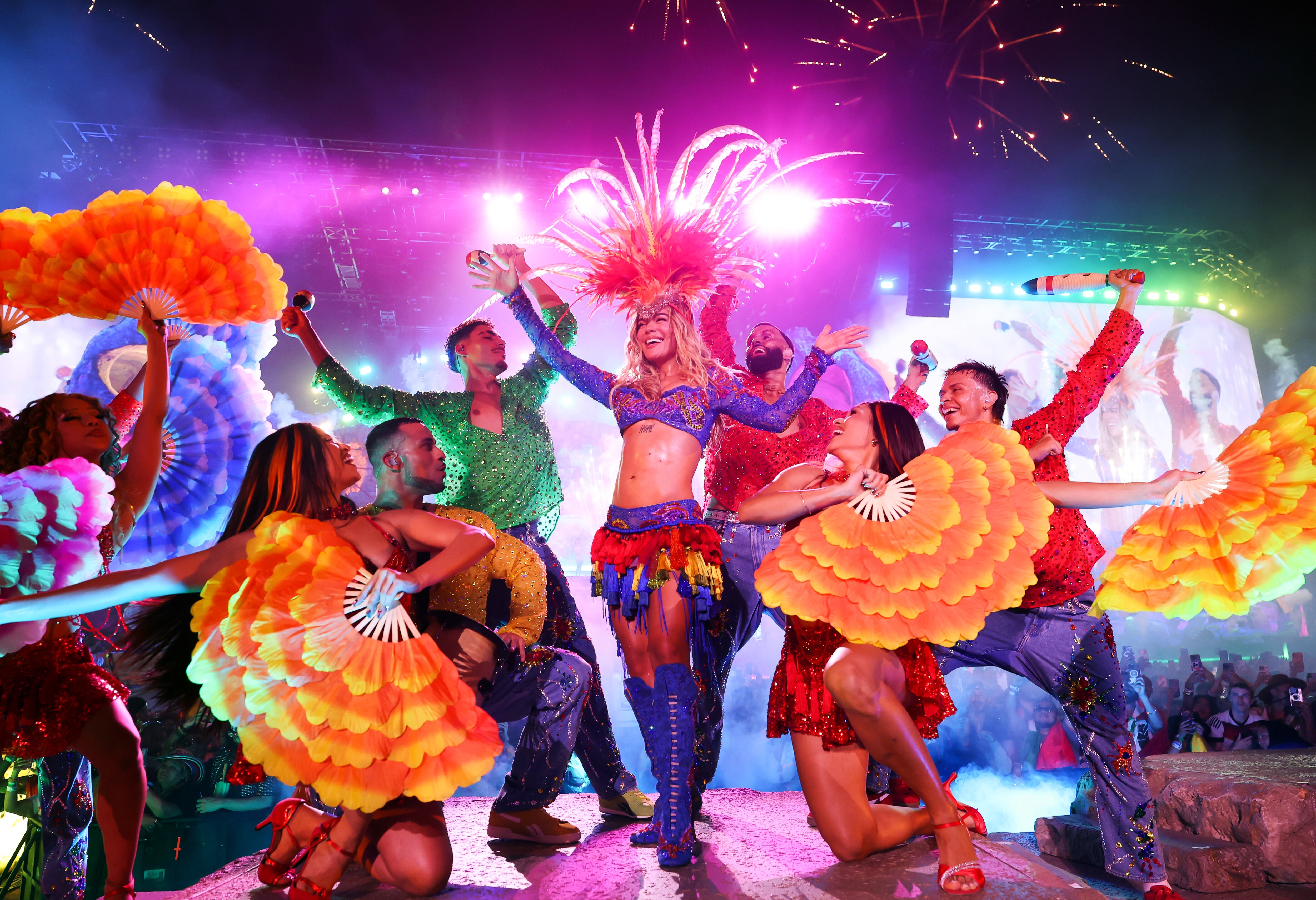 Karol G actúa en el escenario principal durante el Coachella Valley Music and Arts Festival 2026 en el Empire Polo Club el 12 de abril de 2026 en Indio, California. Kevin Mazur/Getty Images para Coachella