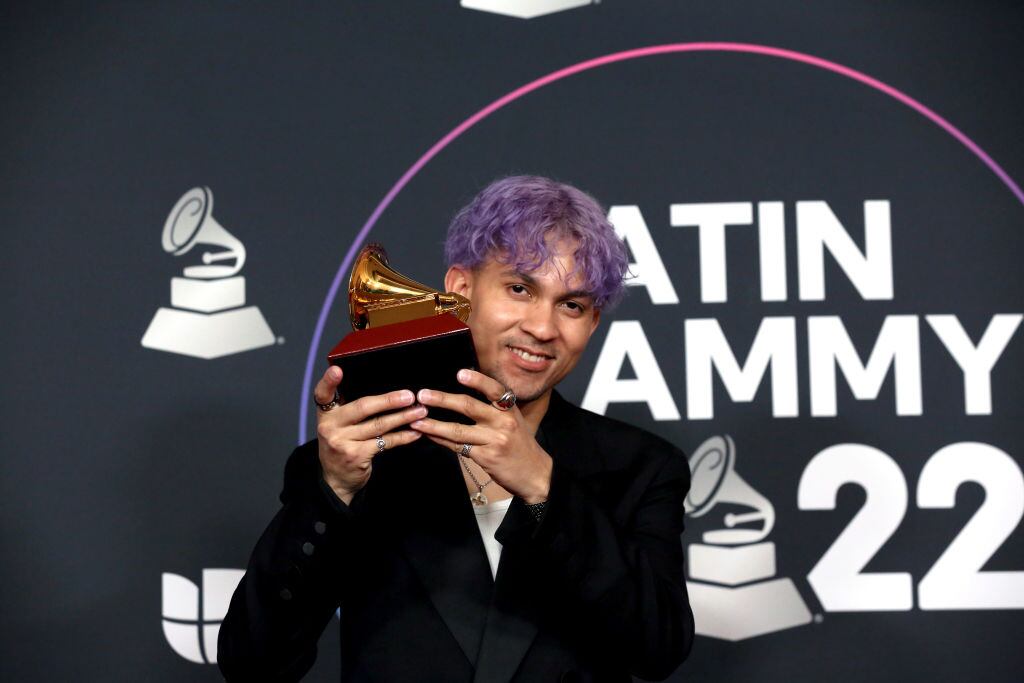 Tainy poses with the award for Best Reggaeton Performance in the Latin Grammys / Gabe Ginsberg / Getty Images for The Latin Recording Academy