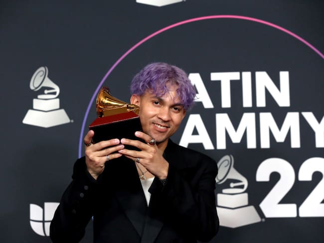 Tainy poses with the award for Best Reggaeton Performance in the Latin Grammys / Gabe Ginsberg / Getty Images for The Latin Recording Academy