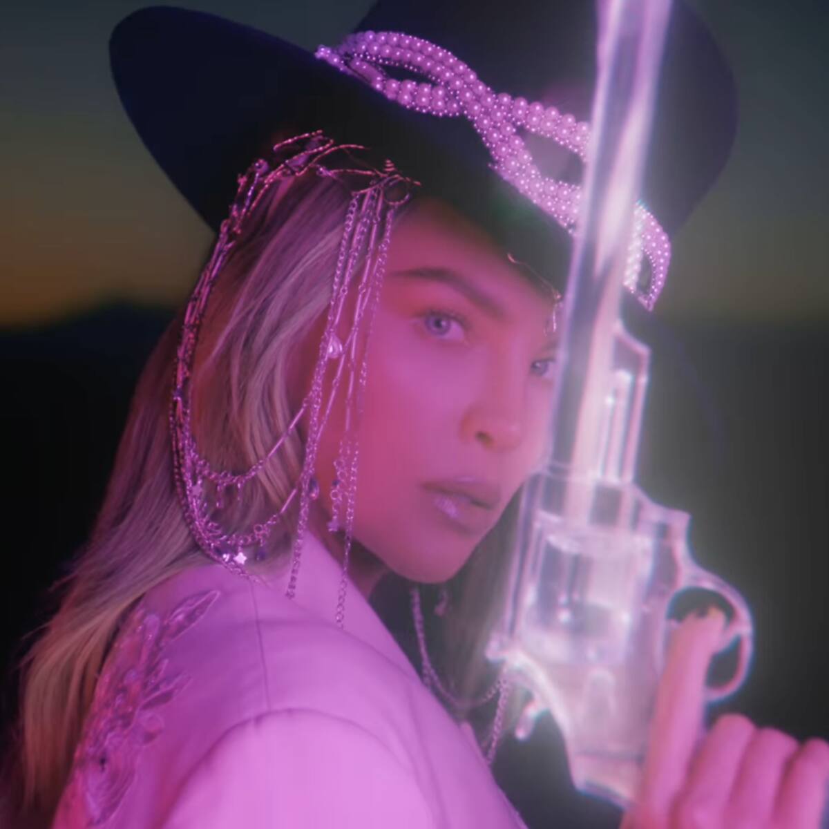 Belinda Drops «Cactus»: Nodal References & English Lyrics