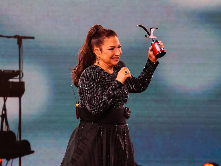 Gloria Estefan sostiene su premio frente a la multitud en el Festival de Viña del Mar 2026.