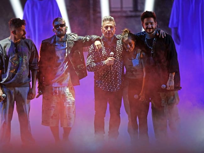 (L-R) Mauricio Montaner and Ricky Montaner (Mau y Ricky), Ricardo Montaner, Evaluna Montaner, and Camilo perform onstage during rehearsals for Univision’s 33rd Edition of Premio Lo Nuestro on February 14, 2021 in Miami, Florida. (Rodrigo Varela/Getty Images)