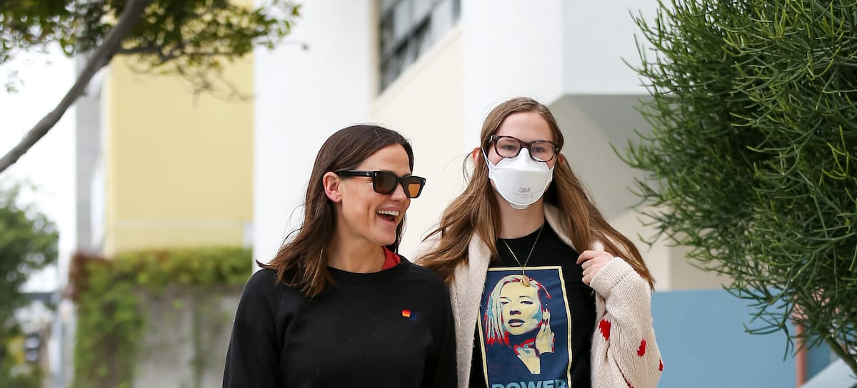 Jennifer Garner y su hija en común con Ben Affeck, Violet Affleck, son vistas el 11 de mayo de 2024 en Los Ángeles, California.