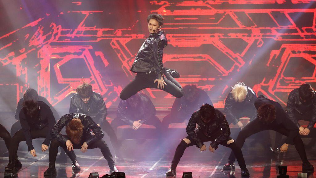 La banda SEVENTEEN se presenta en el escenario durante la 8.ª edición de los Premios Gaon Chart K-Pop el 23 de enero de 2019 en Seúl, Corea del Sur. (Chung Sung-Jun/Getty Images)