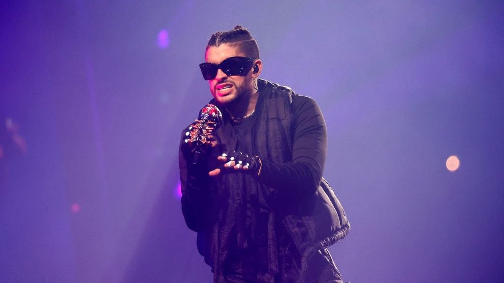 Bad Bunny performs onstage during his «World’s Hottest Tour» at The Forum in Los Angeles, California on February 25, 2022. MICHAEL TRAN/AFP via Getty Images