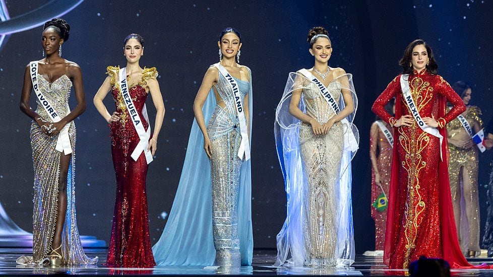 BANGKOK, TAILANDIA - 21 DE NOVIEMBRE: Las 5 mejores delegadas de Miss Universo Costa de Marfil - Olivia Yacé, México - Fátima Bosch, Venezuela - Stephany Abasali, Filipinas - Ahtisa Manalo, y Tailandia - Praveenar Singh con sus vestidos de noche después de la ronda de preguntas del jurado durante la 74.ª final de Miss Universo en el Impact Challenger Hall el 21 de noviembre de 2025 en Bangkok, Tailandia. (Foto de Mohan Raj/Getty Images)