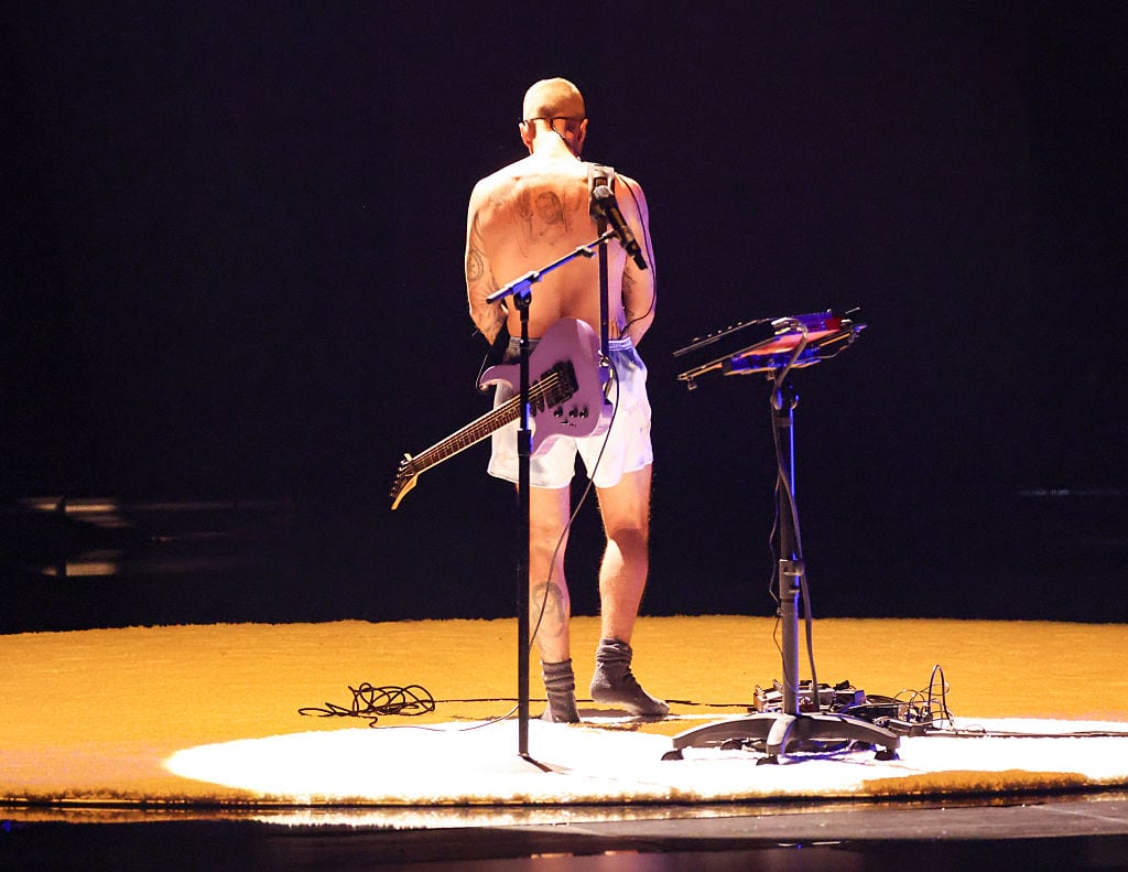 Justin Bieber se presenta en el escenario durante la 68ª entrega de los premios GRAMMY en el Crypto.com Arena el 1 de febrero de 2026 en Los Ángeles, California.