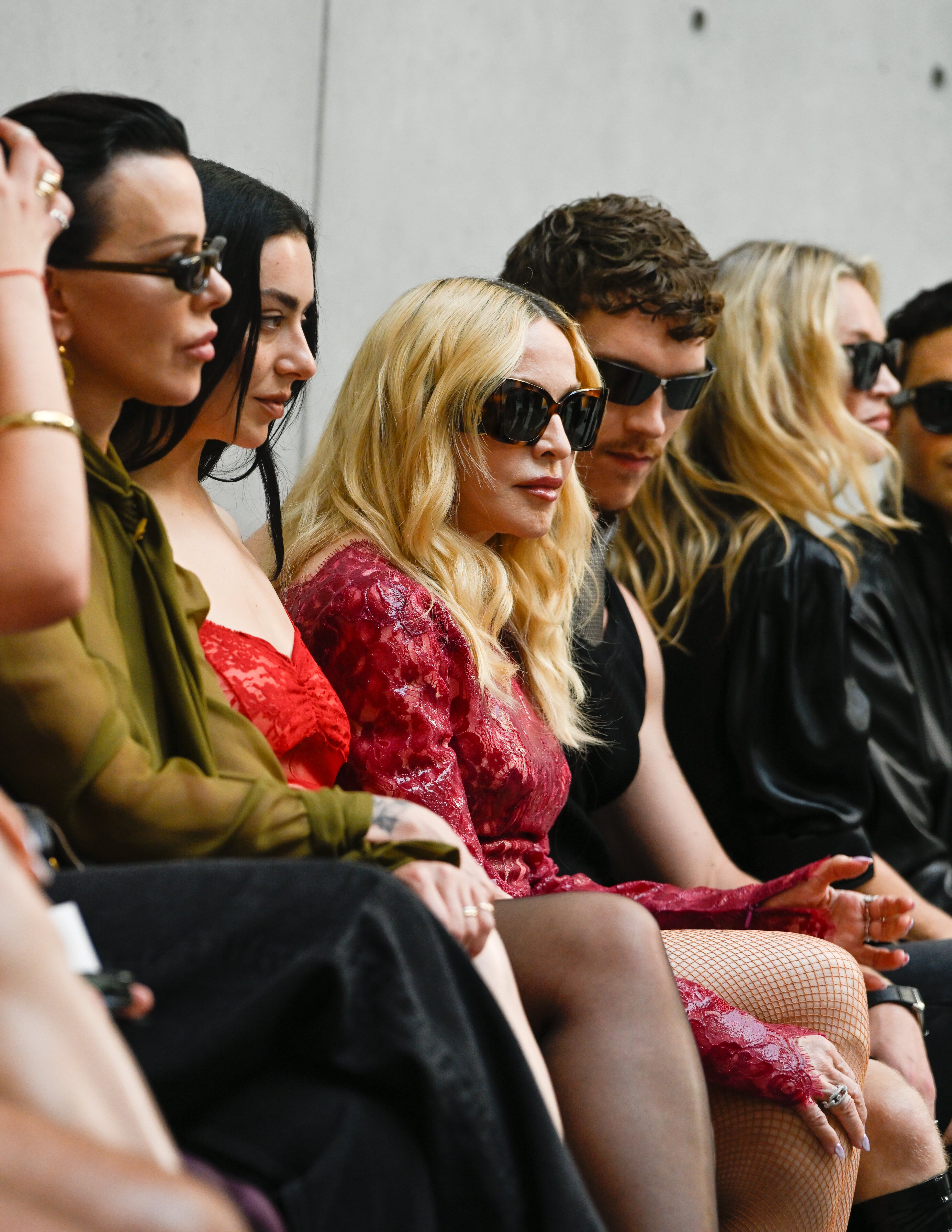 Charli xcx y Madonna en el desfile de Saint Laurent, dentro de la Semana de la Moda Masculina de París Primavera-Verano 2027, celebrado en la Bourse de Commerce el 23 de junio de 2026 en París, Francia.