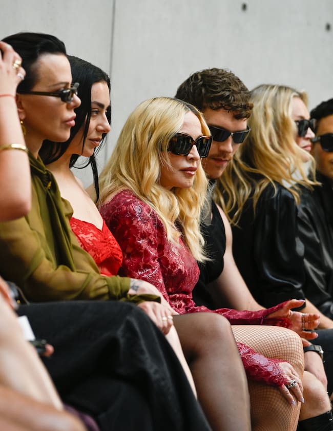 Charli xcx y Madonna en el desfile de Saint Laurent, dentro de la Semana de la Moda Masculina de París Primavera-Verano 2027, celebrado en la Bourse de Commerce el 23 de junio de 2026 en París, Francia.