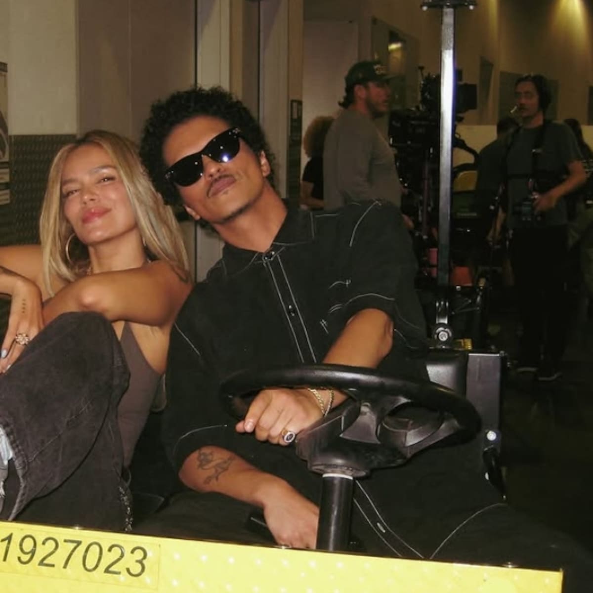 Bruno Mars y Karol G andan muy románticos: este es el nuevo videoclip de 'Dance With Me'