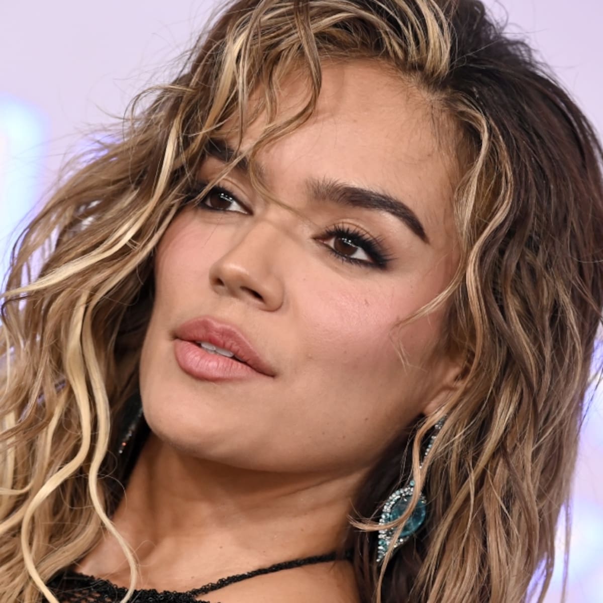 Karol G encendió alarmas con foto llorando: ¿Qué fue lo que le pasó?