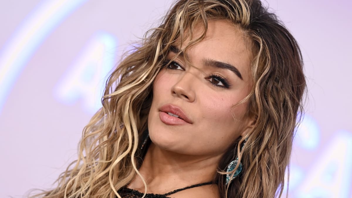 Karol G encendió alarmas con foto llorando: ¿Qué fue lo que le pasó?