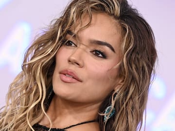 Karol G encendió alarmas con foto llorando: ¿Qué fue lo que le pasó?