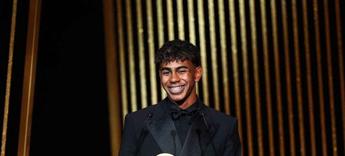 El delantero español del Barcelona Lamine Yamal recibe el Trofeo Kopa al mejor jugador sub-21 durante la ceremonia de entrega de los premios Balón de Oro 2024 de France Football, celebrada en el Teatro del Châtelet de París el 28 de octubre de 2024.