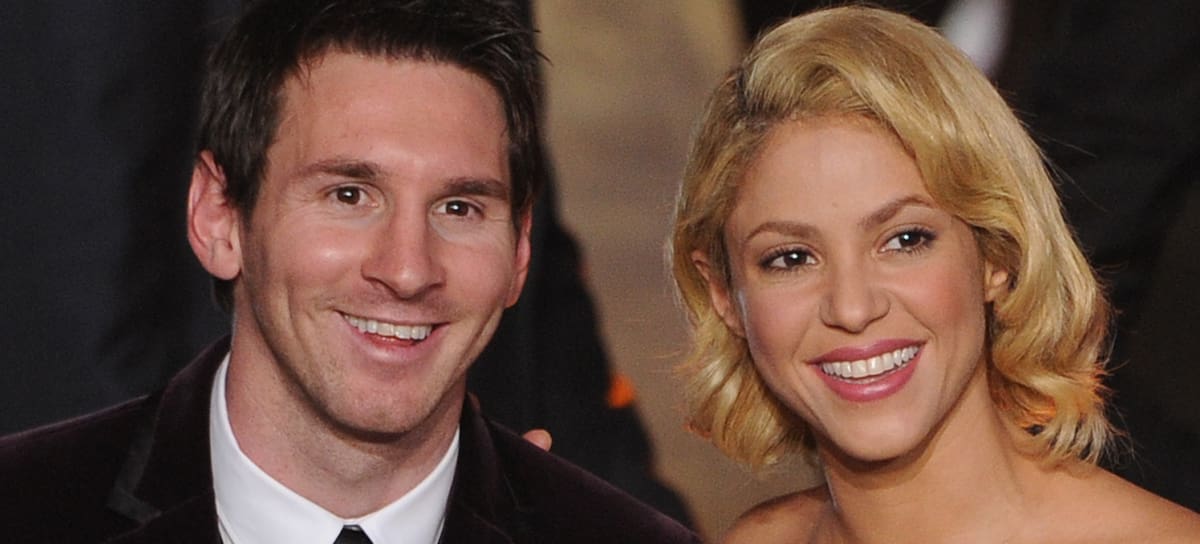 Lionel Messi posa junto a Shakira (derecha) el 9 de enero de 2012 durante la entrega de los premios FIFA Ballon d'Or, celebrada en el Kongresshaus de Zúrich.
