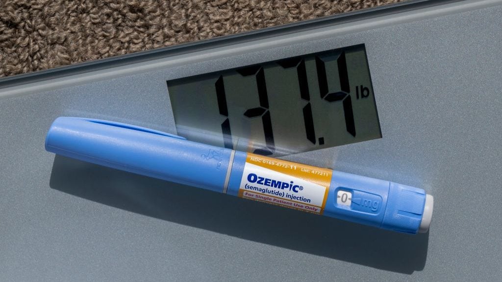 Ilustración fotográfica del medicamento inyectable para bajar de peso Ozempic en una báscula. (Michael Siluk/Getty Images)