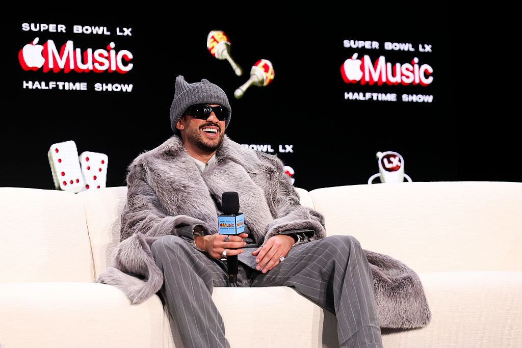 Bad Bunny durante la conferencia de prensa previa al Super Bowl LX y el espectáculo de medio tiempo de Apple Music el 5 de febrero de 2026 en San Francisco, California.