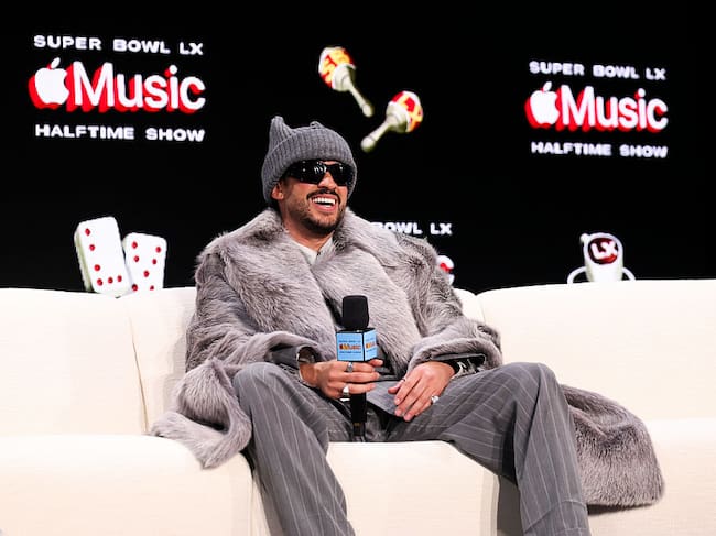 Bad Bunny durante la conferencia de prensa previa al Super Bowl LX y el espectáculo de medio tiempo de Apple Music el 5 de febrero de 2026 en San Francisco, California.