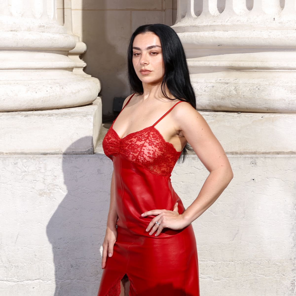 De brat a tradwife: la sátira de Charli XCX al conservadurismo en Wink Wink