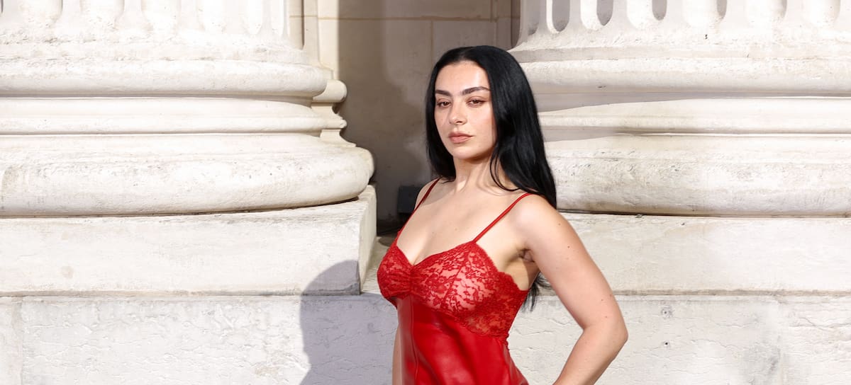 Charli XCX asiste al desfile de la colección masculina de primavera/verano 2027 de Saint Laurent, en el marco de la Semana de la Moda de París, el 23 de junio de 2026 en París, Francia.
