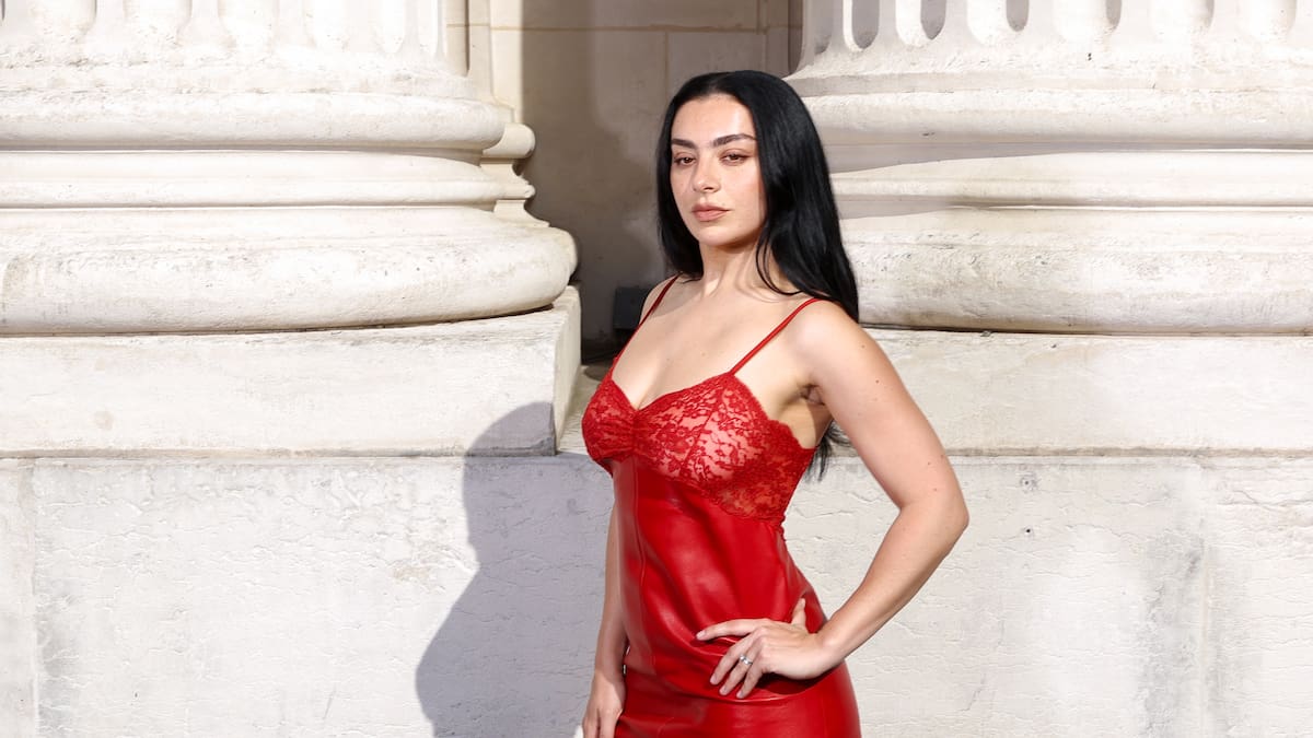 De brat a tradwife: la sátira de Charli XCX al conservadurismo en Wink Wink