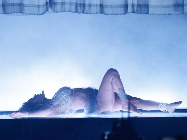 La cantante colombiana Karol G actúa en el escenario durante los American Music Awards en el MGM Grand Garden Arena de Las Vegas, Nevada, el 25 de mayo de 2026