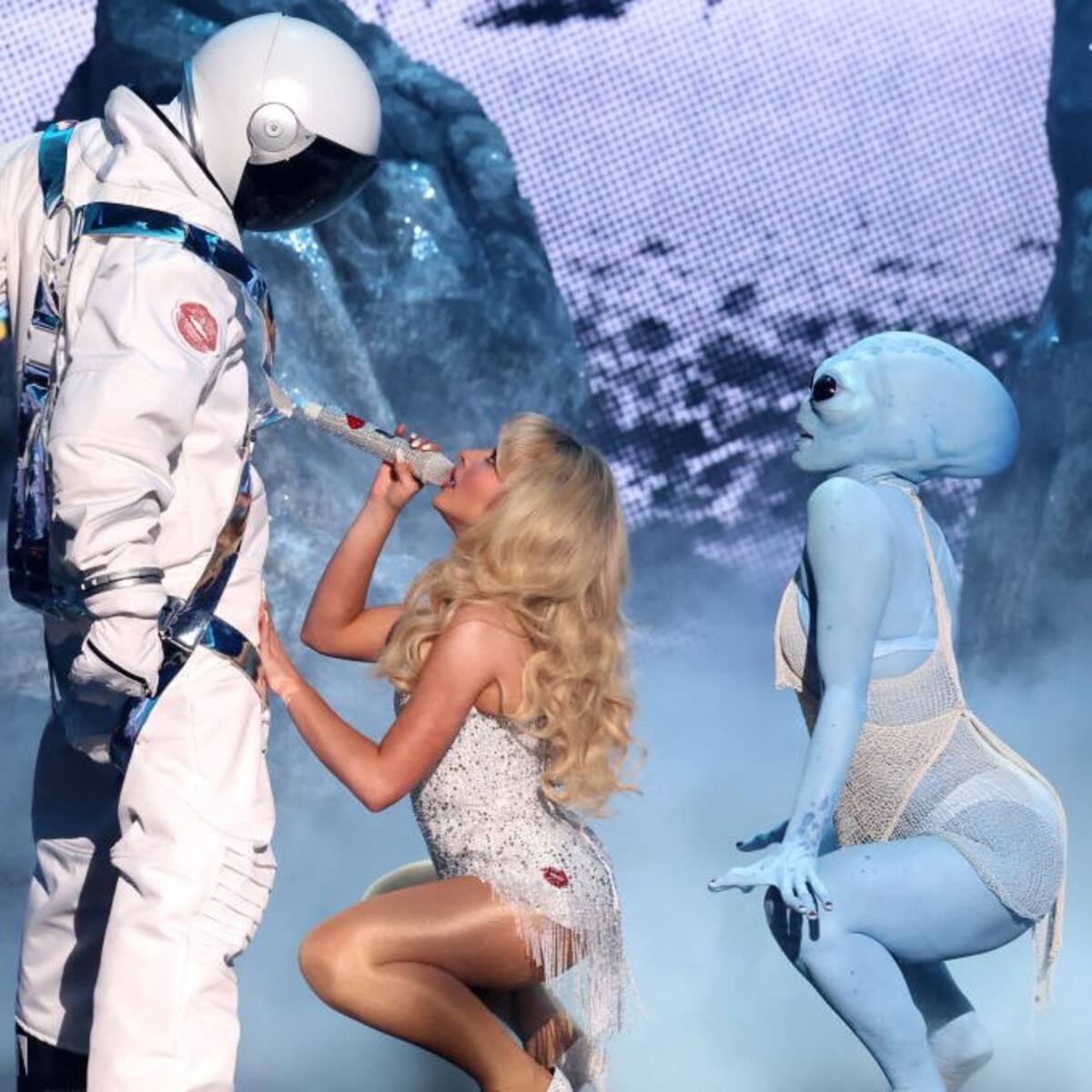 Sabrina Carpenter’s Kama Sutra: Every ‘Juno’ Trend Pose on the ‘Short n’ Sweet Tour’