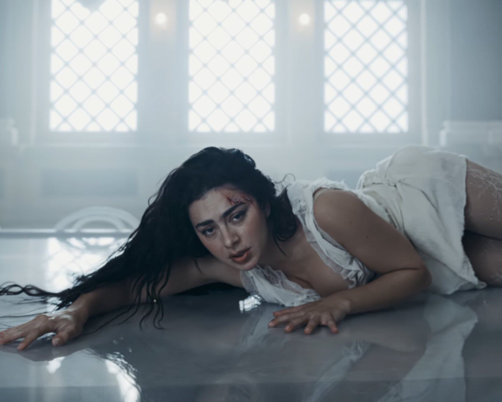 CL - Charli XCX en "Chains of Love"
