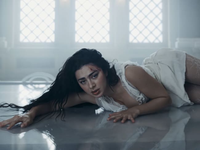 CL - Charli XCX en "Chains of Love"