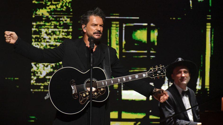 Ricardo Arjona performs during his ‘Blanco Y Negro: Volver’ Tour at Amway Center. Gerardo Mora/Getty Images.