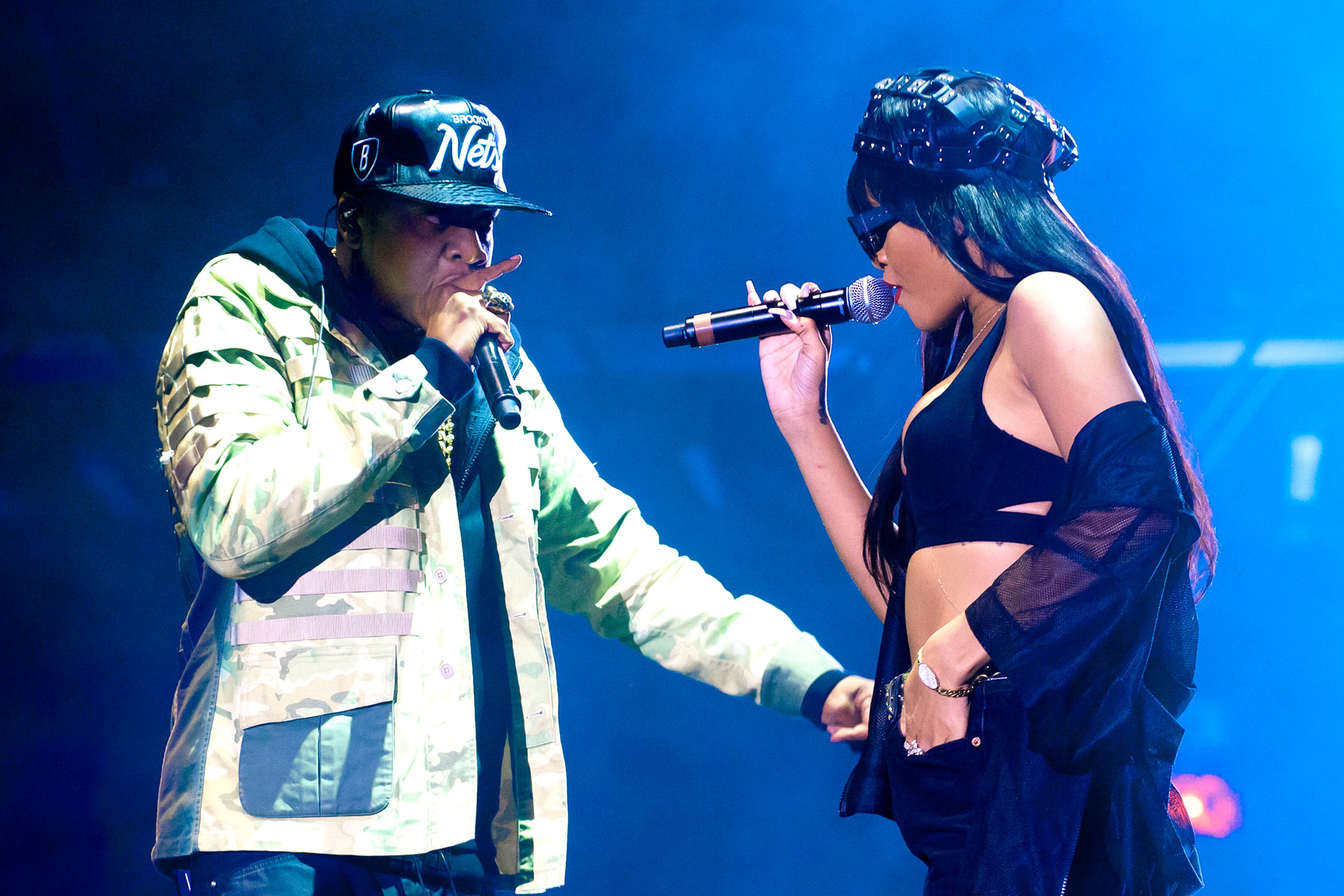 Jay-Z y Rihanna actúan en el escenario durante el BBC Radio 1 Hackney Weekend, celebrado en Hackney Marshes el 23 de junio de 2012 en Hackney, Reino Unido.