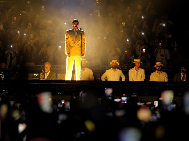 Bad Bunny actúa en Medellín, Colombia, durante su gira mundial Debí Tirar Más Fotos el 23 de enero de 2026