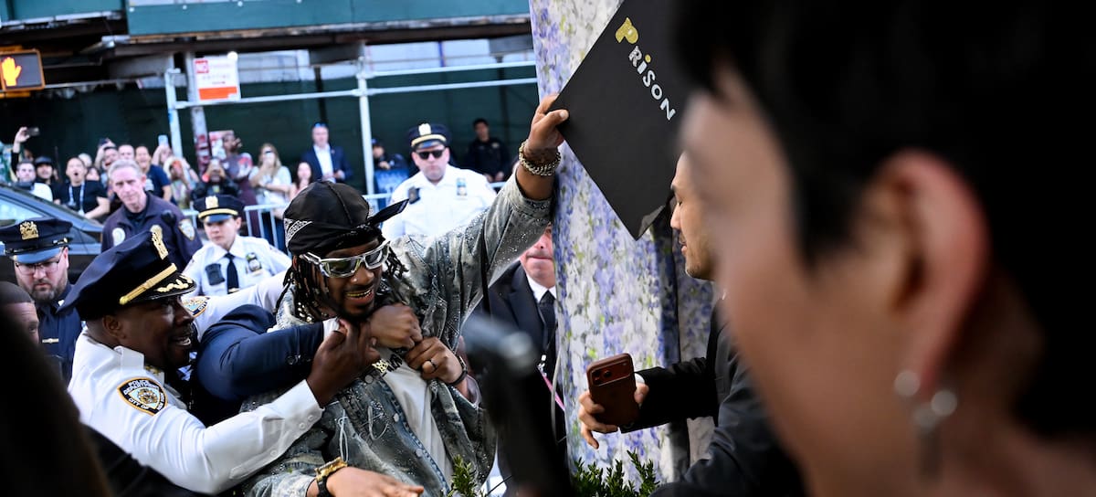 Un miembro del Departamento de Policía de la Ciudad de Nueva York detiene al manifestante Chris Smalls en la Met Gala 2026 celebrando “Costume Art”, celebrada en el Metropolitan Museum of Art el 4 de mayo de 2026 en Nueva York, Nueva York. Michael Buckner/Penske Media vía Getty Images