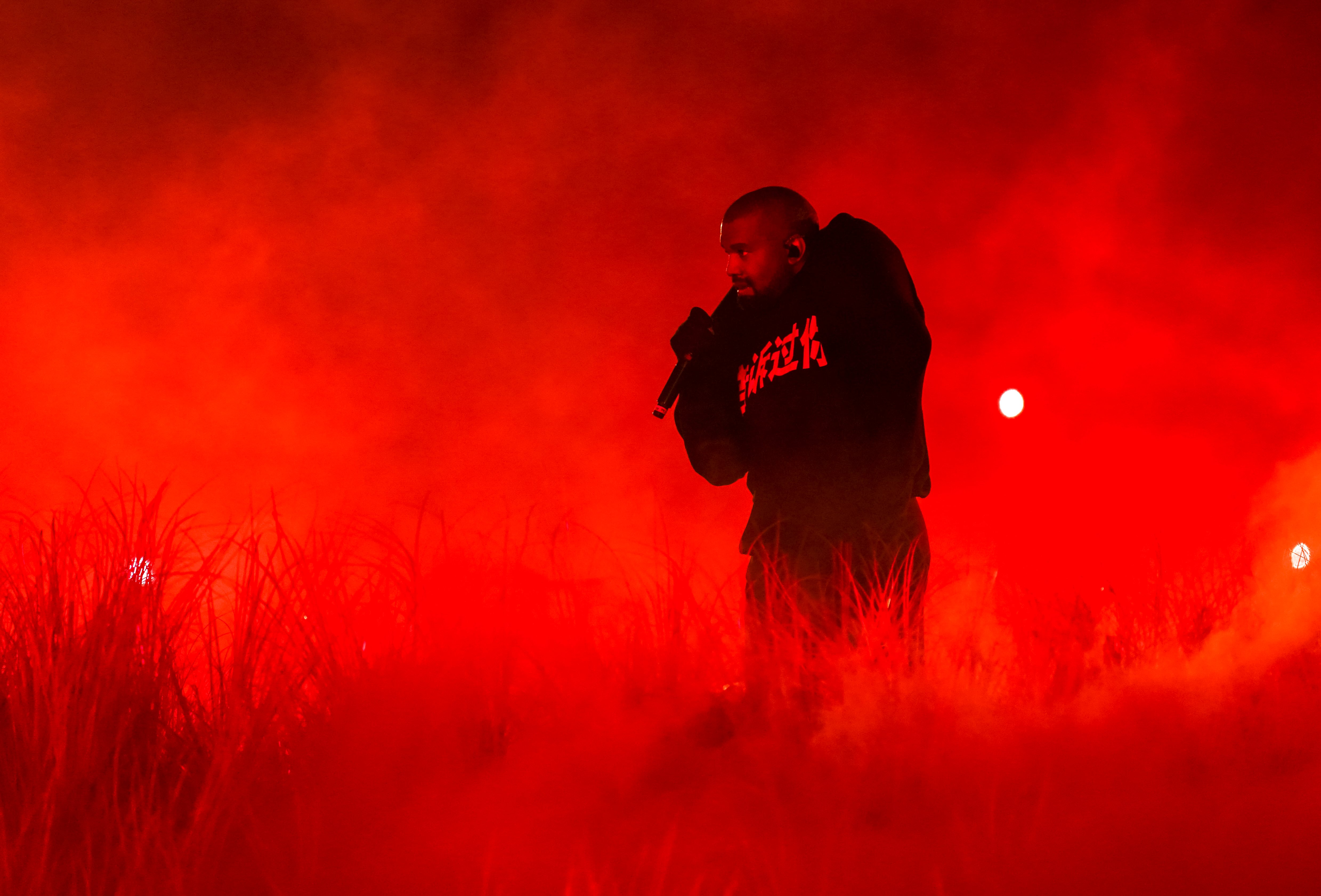 Kanye West actúa en la Vultures Listening Experience en China en 2024. Luo Yunfei/China News Service/VCG via Getty Images