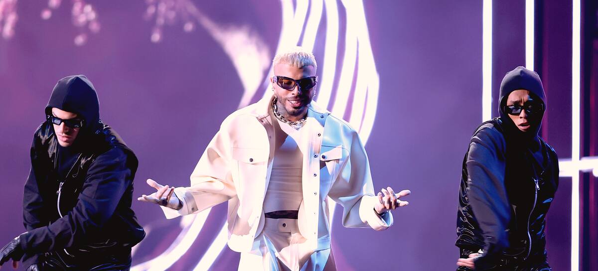 Rauw Alejandro actúa en los Billboard Music Awards 22 junto a Mykee Espino como parte del cuerpo de baile. El evento se celebró en el MGM Grand Garden Arena de Las Vegas el 15 de mayo de 2022.