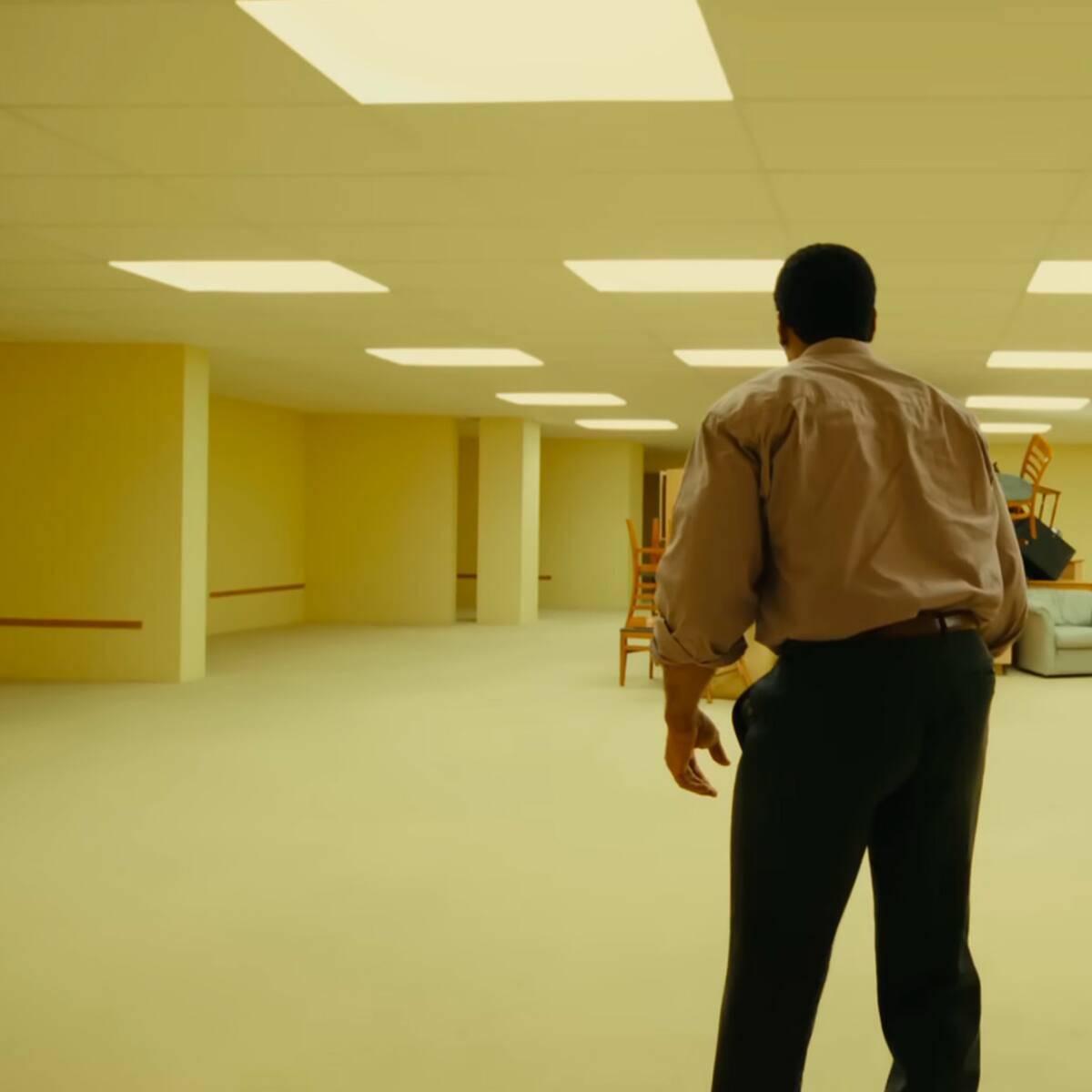 Crítica de "The Backrooms" El fenómeno de internet llega al cine: ¿Logra mantener el terror de las redes?