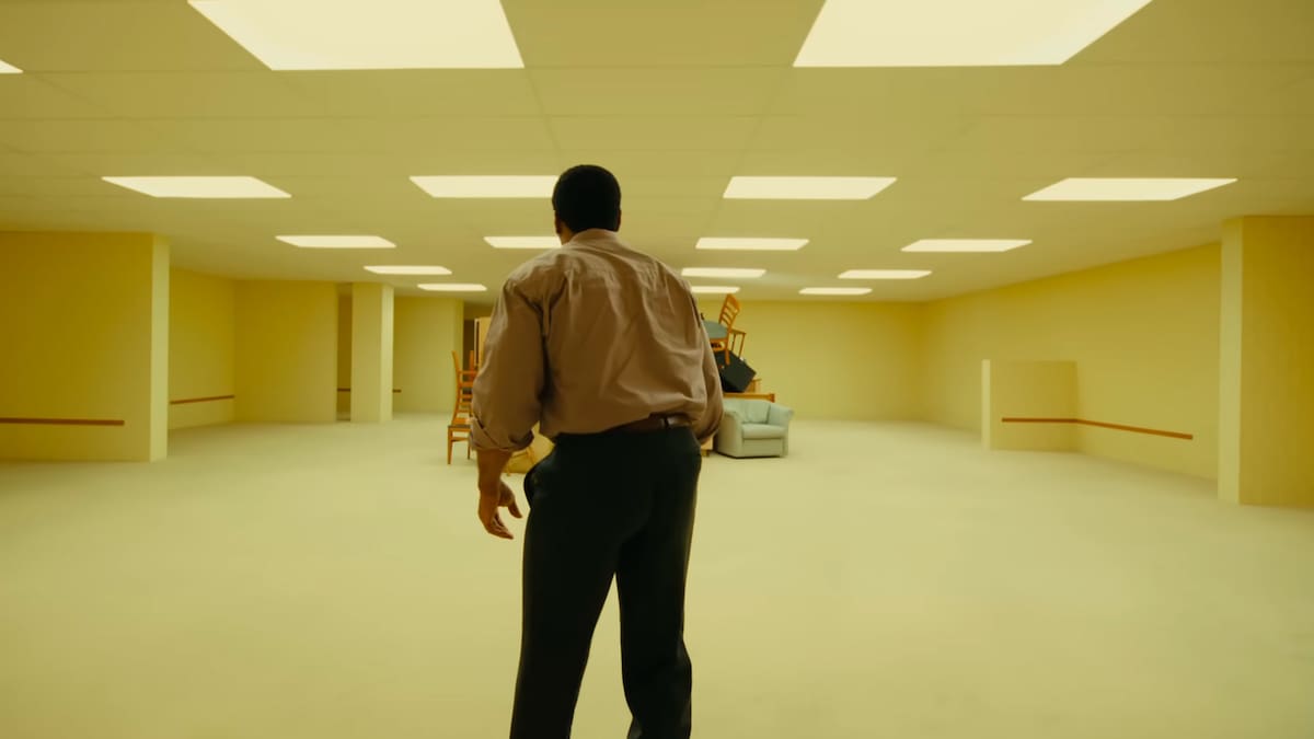 Crítica de "The Backrooms" El fenómeno de internet llega al cine: ¿Logra mantener el terror de las redes?