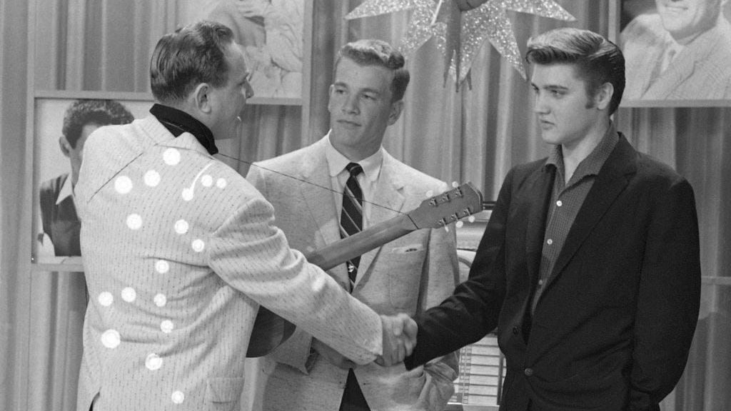 From left to right, American disc jockey Dewey Phillips (1926 – 1968), television presenter Wink Martindale and singer Elvis Presley (1935 – 1977) on Wink’s television show ‘Teenage Dance Party’ in Memphis, Tennessee, 16th June 1956. (Silver Screen Collection/Getty Images)