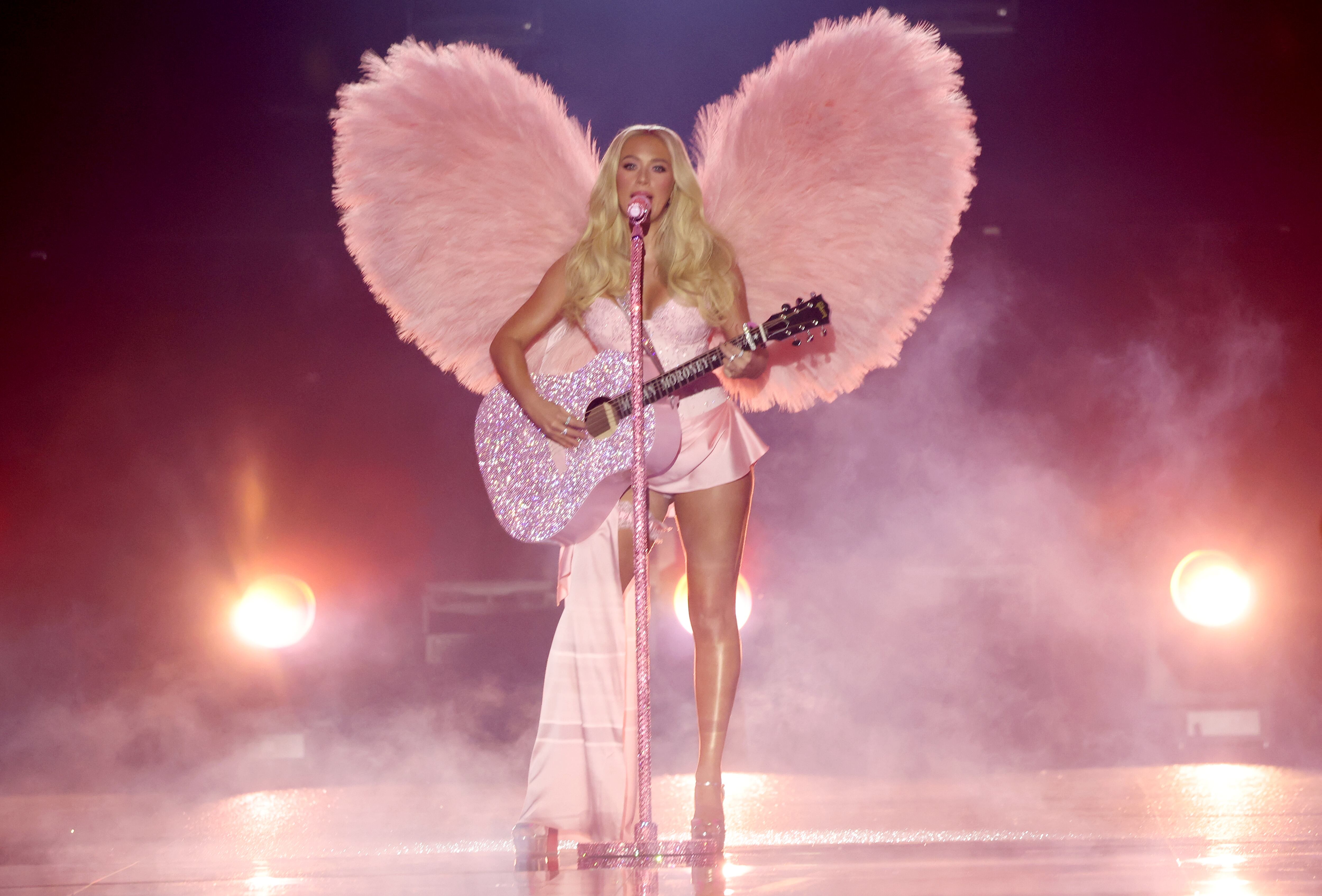 Megan Moroney desfila en la pasarela del desfile de Victoria's Secret 2026 el 18 de octubre de 2026 en Los Ángeles, California.