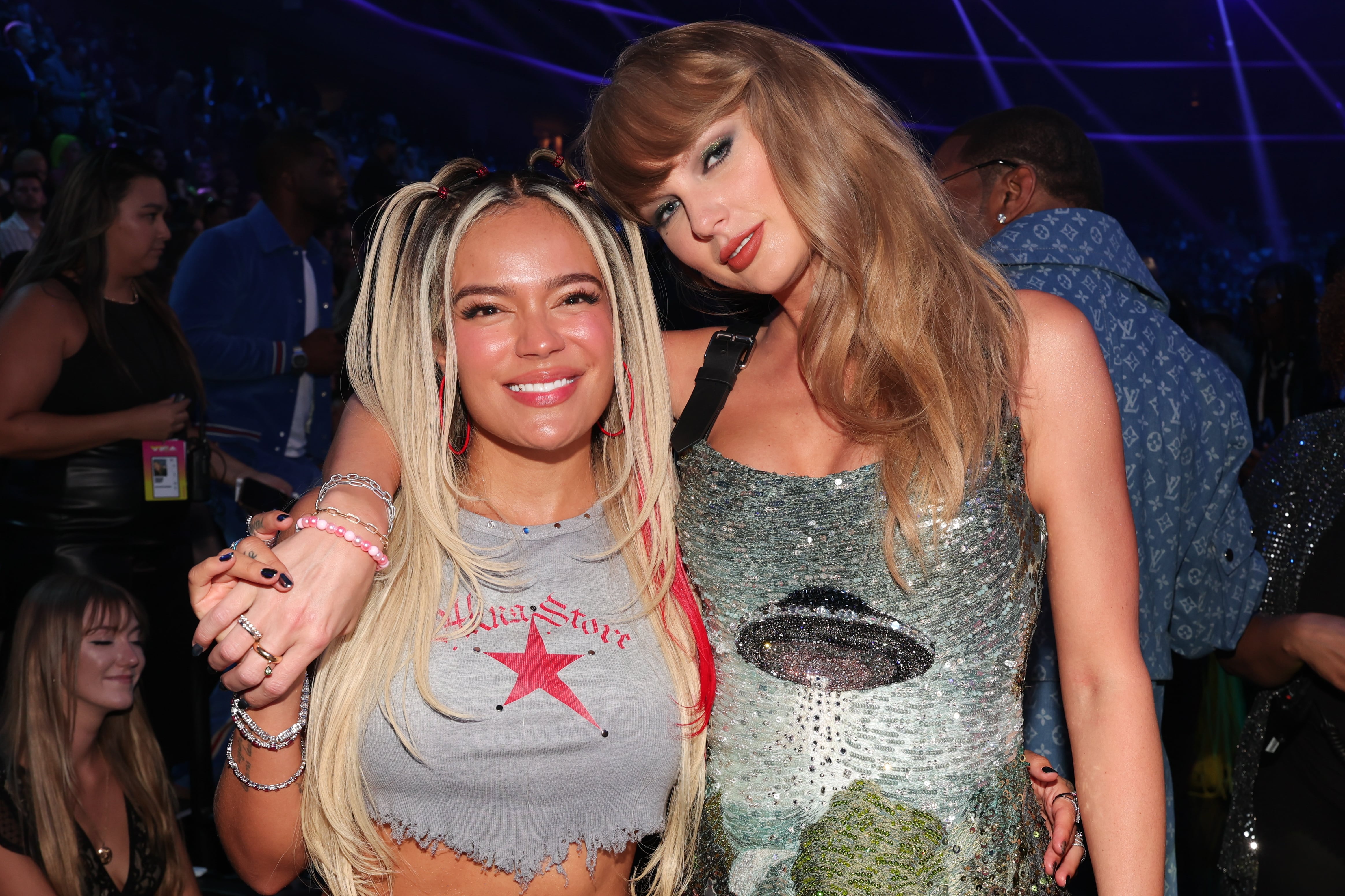 Karol G y Taylor Swift, en los MTV Video Music Awards 2024.