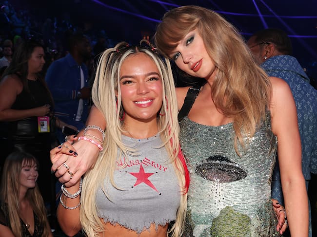Karol G y Taylor Swift, en los MTV Video Music Awards 2024.