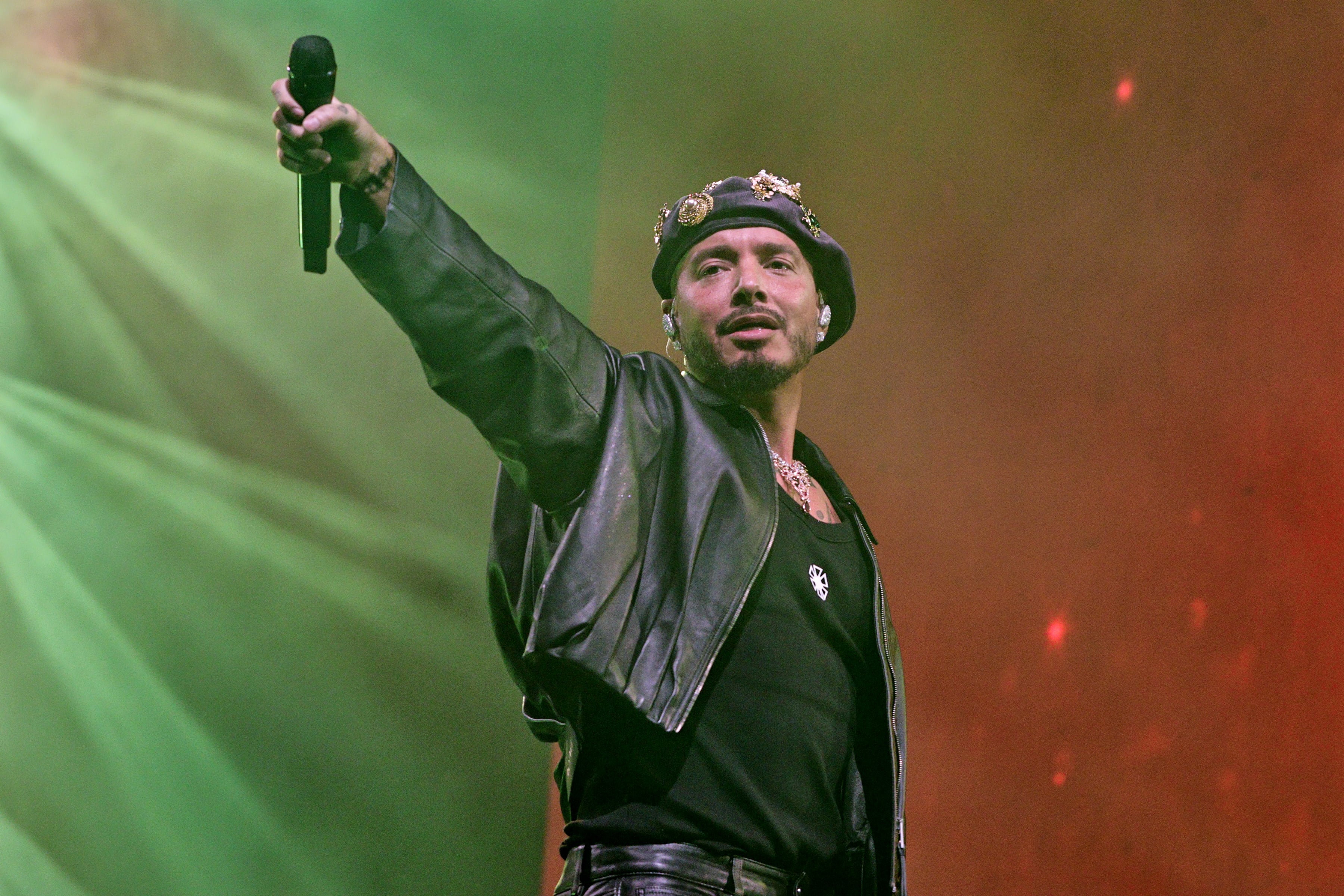 J Balvin, headliner del Sueños Festival, actúa durante un concierto en el Palacio de Los Deportes el 14 de mayo de 2026 en Ciudad de México