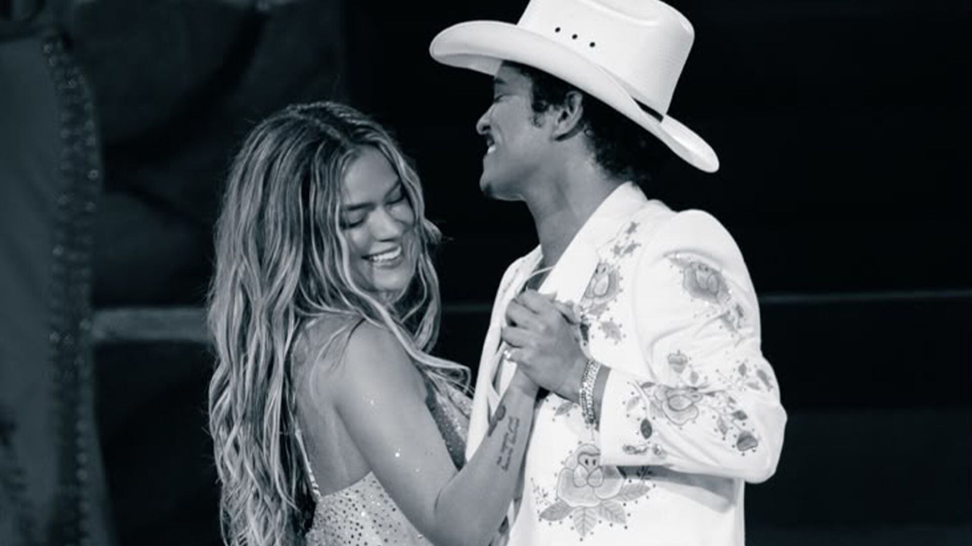 Karol G y Bruno Mars durante el concierto de la colombiana con su gira 'Viajando por el Mundo Tropitour' en Los Angeles en el SoFi Stadium en agosto de 2026 mientras interpren 'Still', su primera colaboración.