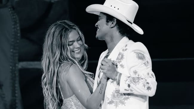 Karol G y Bruno Mars durante el concierto de la colombiana con su gira 'Viajando por el Mundo Tropitour' en Los Angeles en el SoFi Stadium en agosto de 2026 mientras interpren 'Still', su primera colaboración.