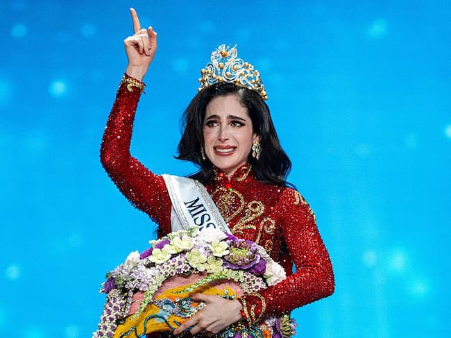 Fátima Bosch Fernández, de México (centro), celebra tras ganar el título de Miss Universo 2025 (74.ª edición) en la final celebrada en el Salón 2 de IMPACT Challenger en Nonthaburi, Tailandia. (Arnun Chonmahatrakool/Thai News Pix/LightRocket vía Getty Images)