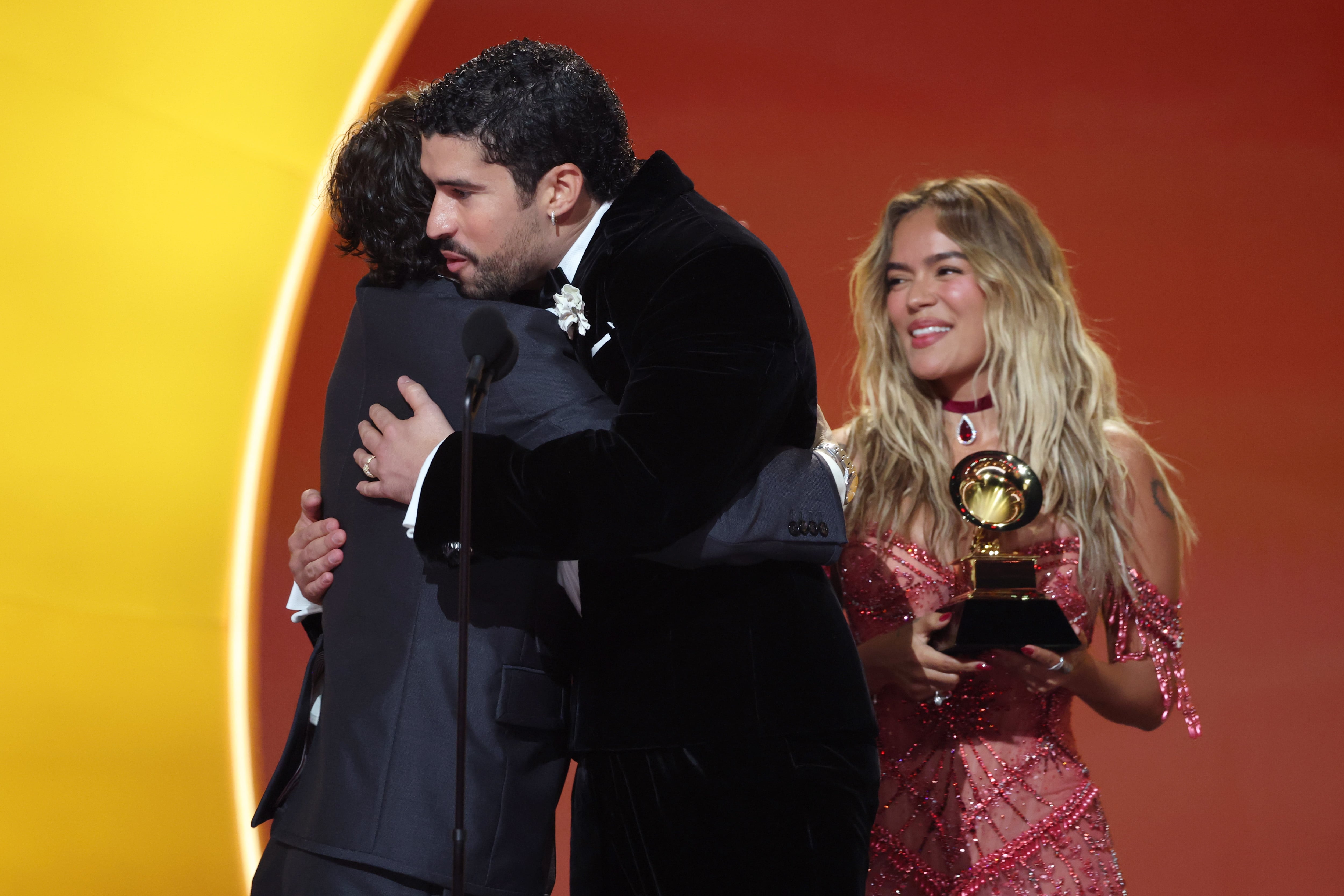Karol G y Marcello Hernández entregan el Grammy a Bad Bunny en el Crypto.com Arena el 1 de febrero de, 2026 en Los Angeles, California. Kevin Mazur/Getty Images