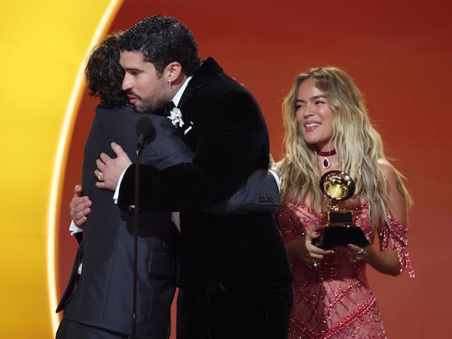 Karol G y Marcello Hernández entregan el Grammy a Bad Bunny en el Crypto.com Arena el 1 de febrero de, 2026 en Los Angeles, California. Kevin Mazur/Getty Images