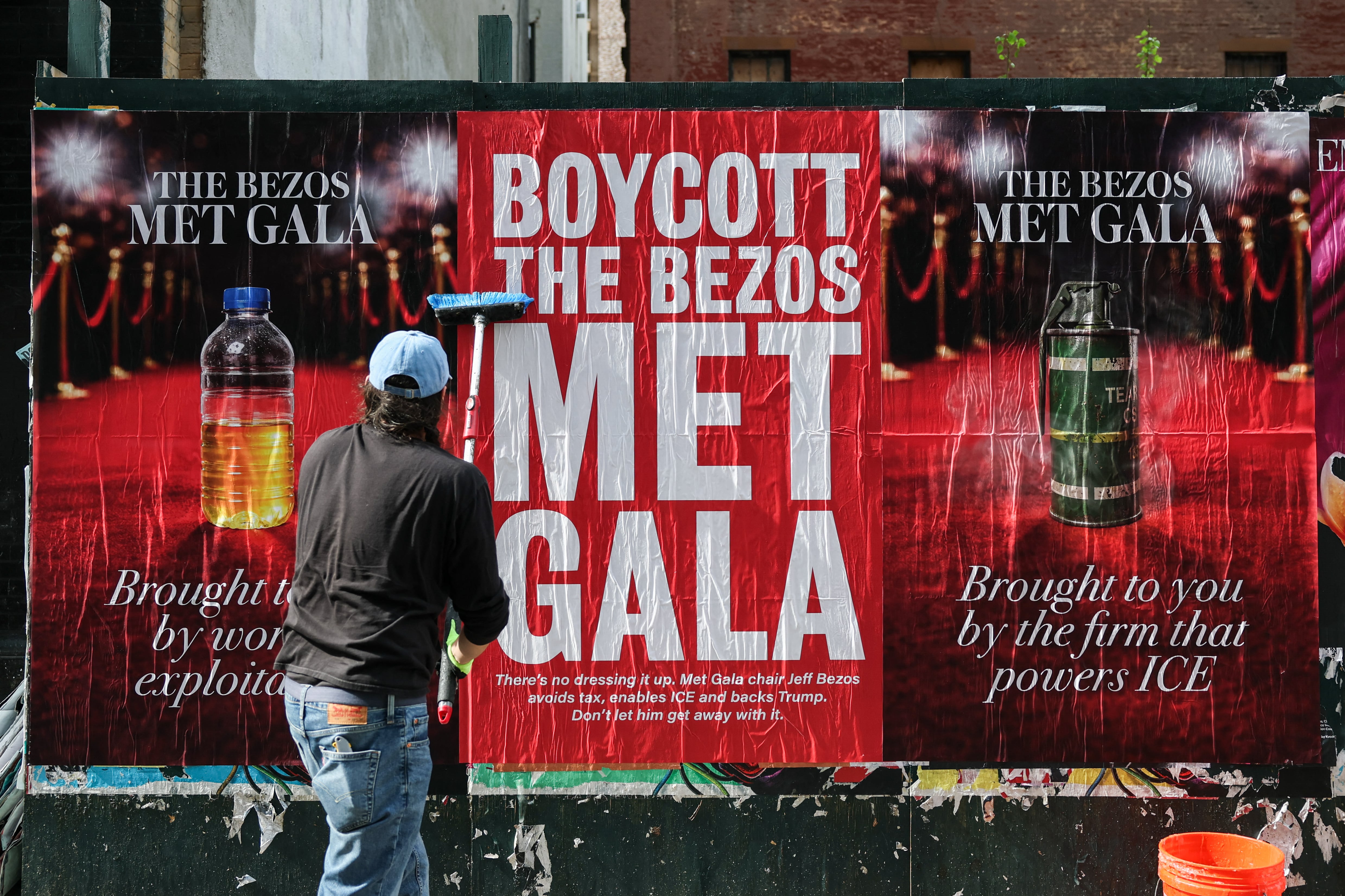 Una persona coloca carteles con el lema «Boicot a la Gala Met de Bezos» en la ciudad de Nueva York el 15 de abril de 2026. Jeff Bezos, de Amazon, y Lauren Sánchez son los principales patrocinadores y copresidentes honorarios de la Gala Met de 2026, que tendrá lugar el 4 de mayo
